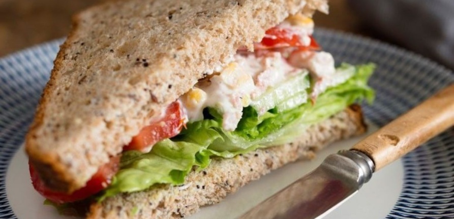 Sanduíche de ricota com frutas