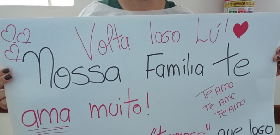 Paciente da ala covid comemora aniversário com videochamada para a família